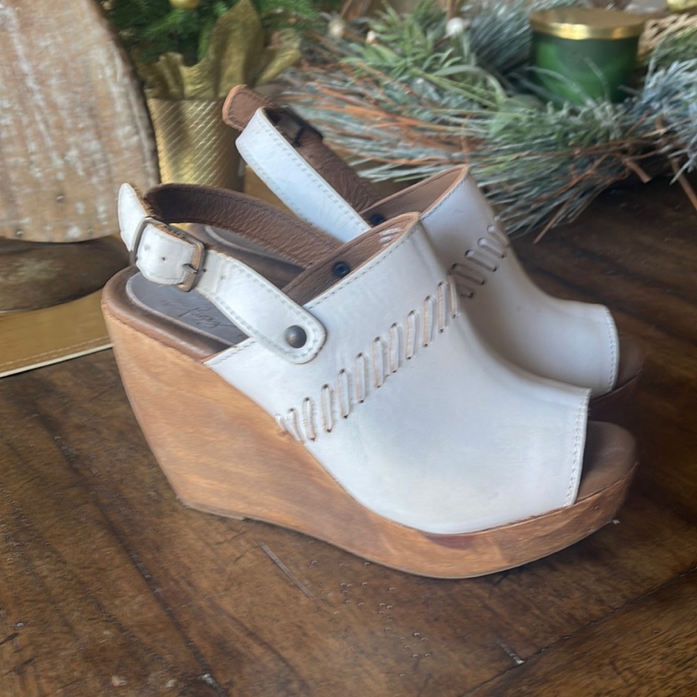Size 8 Musse & Cloud white leather wedges